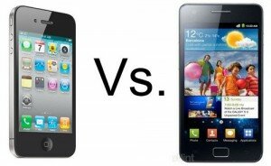 Die Ähnlichkeit ist klar zu erkennen: Das iPhone 4 (links) und das Samsung Galaxy S2 (rechts)