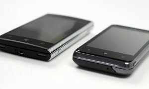 HTC 7 Pro gegen Dell Venue Pro: Auf diesem Foto sehen sich die beiden Volltastatur-Smartphones sehr ähnlich.